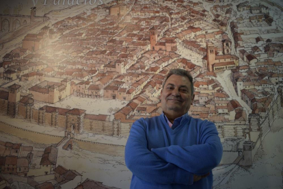 Ricardo Guerra, frente a un mapa de la ciudad de Arévalo.-ARGICOMUNICACIÓN