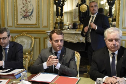 El presidente de Francia, Emmanuel Macron, en la reunión de hoy en el Elíseo del Consejo de Defensa.-STEPHANE DE SAKUTIN