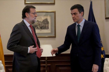 Mariano Rajoy y Pedro Sánchez, el pasado 12 de febrero en el Congreso.-JOSÉ LUIS ROCA
