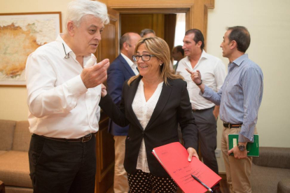 La presidenta de la Diputacion, Maite Martín Pozo, se reúne con la Junta directiva de CEOE-Cepyme Zamora, encabezda por su presidente José María Esbec.-ICAL