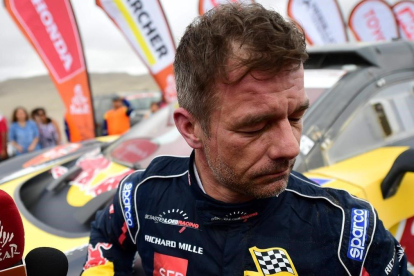 Sébastien Loeb (Peugeot), disgustado a su llegada a San Juan de Marcona.-AFP