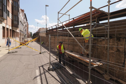 El paso elevado de Arco Ladrillo se encuentra apuntalado debido a sus daños estructurales.- PHOTOGENIC