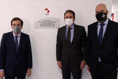 Martínez-Almeida, Gregorio Méndez y Jorge Losada, en la inauguración de la nueva sede de RTVCyL en Madrid. E. M.