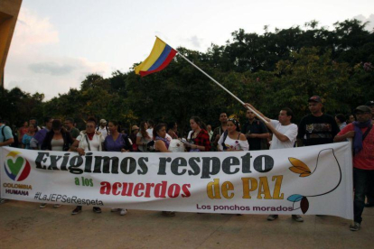 Protestas de colombianos para respetar los acuerdos de paz con la guerrilla.-EFE