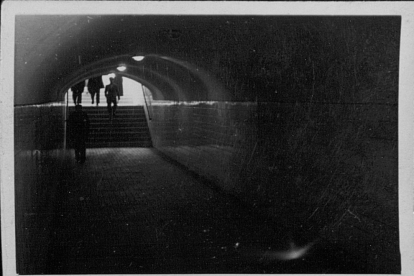 Vista de la entrada al paso de peatones subterráneo entre la calle Estación y las avenida de Segovia en 1950 en el barrio de la Circular. ARCHIVO MUNICIPAL