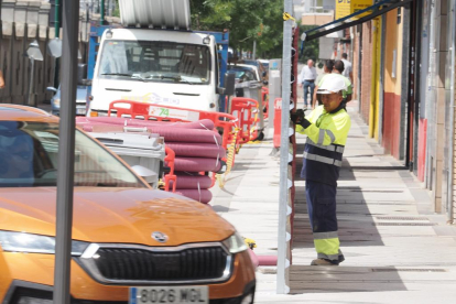 Primero trabajos de desvío de los servicios afectados en el paso que une las calles Padre Claret y Andalucía.- PHOTOGENIC