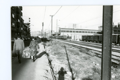 Calle de la Estación con las vías de tren, antes de la construcción de la tapia de Renfe en 1970 en el barrio de la Circular. ARCHIVO MUNICIPAL