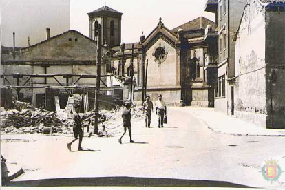 Vista de la calle Santa Lucía con edificios en ruinas y la iglesia de San Juan al fondo en la década de 1970 en el barrio de la Circular. ARCHIVO MUNICIPAL