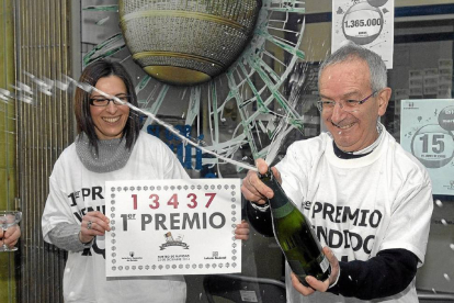 Carlos Manso, dueño de la Administración de Lotería de Boñar, celebra el primer premio de la Lotería de Navidad, 13.437-EFE
