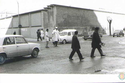 Policía regulando el tráfico en la calle Don Sancho en 1970 en el barrio de la Circular. ARCHIVO MUNICIPAL