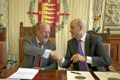 León de la Riva y Enrique Magante. del Banco Sabadell, tras la firma del convenio para emprendedores en el Ayuntamiento-Ical