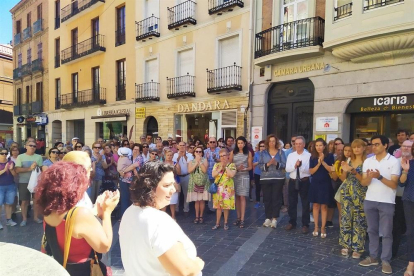 Alrededor de 150 personas se han dado cita este sábado en la calle Mayor de Palencia-E.M.