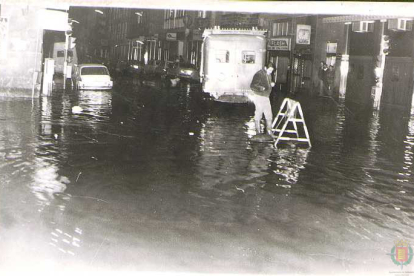 Vista nocturna de la calle Nicolás Salmerón inundada en la década de 1970 en el barrio de la Circular. ARCHIVO MUNICIPAL