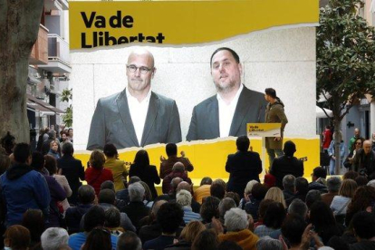 Oriol Junqueras y Raül Romeva intervienen por videoconferencia desde la prisión en un acto electoral de ERC en Cambrils, el pasado 21 de abril.-ACN / GUILLEM ROSET