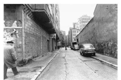 Vista de la calle desde la esquina con la calle Bailarín Vicente Escudero hacia la calle Don Sancho en 1980 en el barrio de la Circular. ARCHIVO MUNICIPAL