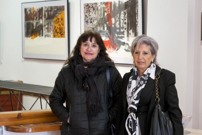 Mónica Aguado y Rufa Fernández junto a algunas de sus obras expuestas en la galería Rafael. -PABLO REQUEJO