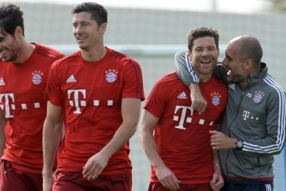 Javi Martínez, Lewandowski, Alonso y Guardiola, durante un entrenamiento del Bayern en Catar, el pasado día 10.-EPA / ANDREAS GEBERT