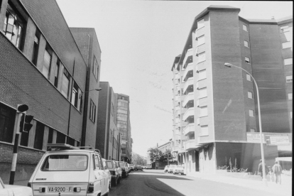 Vista de la calle de La Merced, con el Instituto con el mismo nombre a la izquierda en 1981 en el barrio de la Circular. ARCHIVO MUNICIPAL