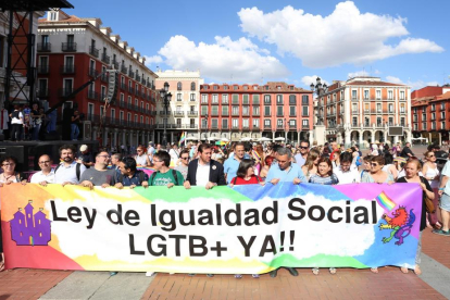 Manifestación en la Plaza Mayor con motivo del Día del Orgullo LGTB+-ICAL