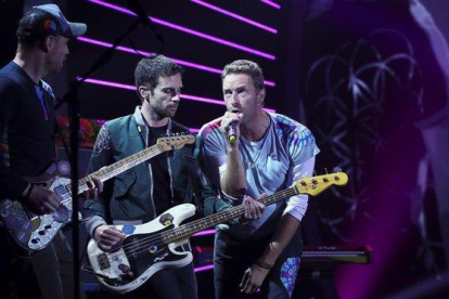 Chris Martin (a la derecha) y Coldplay, en el escenario del concierto benéfico Global Citizen Festival G-20, en Hamburgo, en julio del 2017.-AFP / RONNY HARTMANN