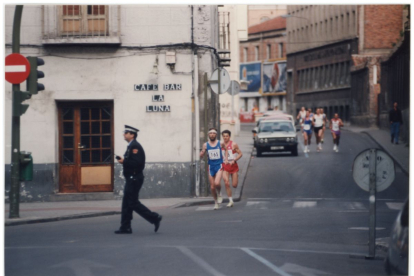 Atletas a su paso por el Bar La Luna en la Plaza de la Cruz Verde en 1995 en el barrio de la Circular. ARCHIVO MUNICIPAL