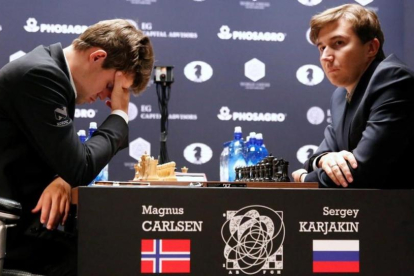 Magnus Carlsen y Serguéi Karjakin, durante la disputa de la quinta partida del Mundial de ajedrez, en Nueva York.-SHANNON STAPLETON / REUTERS