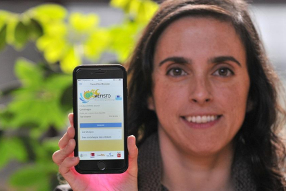 Ángela García, una de las técnicos del Cesefor en Soria que ha desarrollado la aplicación con el glosario de términos en cinco idiomas.-V.GUISANDE
