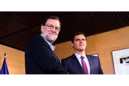 Mariano Rajoy y Albert Rivera posan tras un encuentro en el Congreso, en Madrid.-PIERRE-PHILIPPE MARCOU