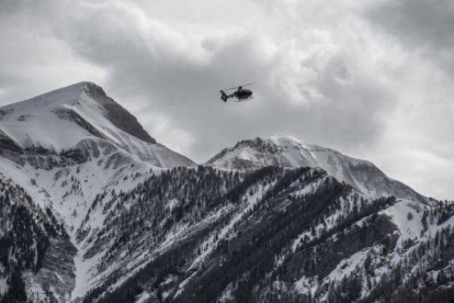 Un helicóptero sobrevuela la zona del siniestro.-Foto: FERRAN_SENDRA