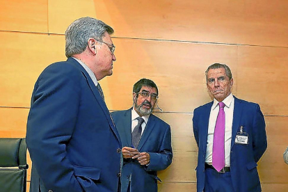 Manuel Conthe (d) junto a Luis Fuentes (c) y José Manuel Fernández Santiago (i).-ICAL