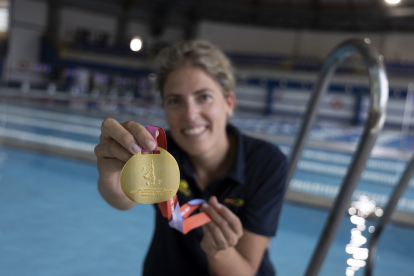 La entrenadora Laura López Valle muestra en la piscina de Parquesol una medalla de oro lograda en el pasado Europeo en Funchal.PHOTOGENIC