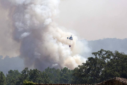 Más de cinco mil hectáreas han ardido ya en un incendio entre Extremadura y la provincia de Salamanca, en la sierra de Gata.-Ical