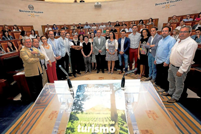 Los ponentes del primer Foro Provincial de Turismo posan ayer con Carnero en el Castillo de Fuensaldaña.-EL MUNDO