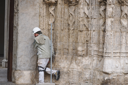 Un hombre trabaja en la fachada del Colegio de San Gregorio, esta mañana. | PHOTOGENIC