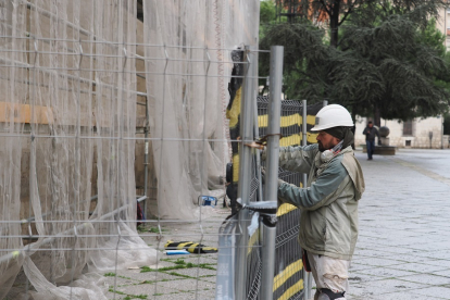 Un hombre trabaja en la fachada del Colegio de San Gregorio, esta mañana. | PHOTOGENIC