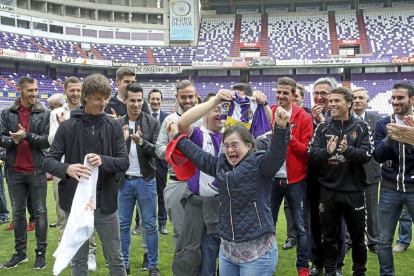 Dos jóvenes de Asprona reciben contentos una camiseta de la mano de Álvaro Rubio, capitán del Real Valladolid, junto al resto de jugadores-Ical