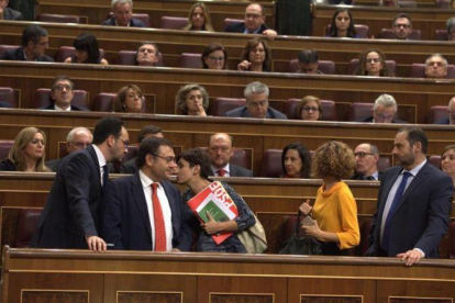 La bancada socialista se levanta tras el discurso de investidura de Mariano Rajoy.-DAVID CASTRO