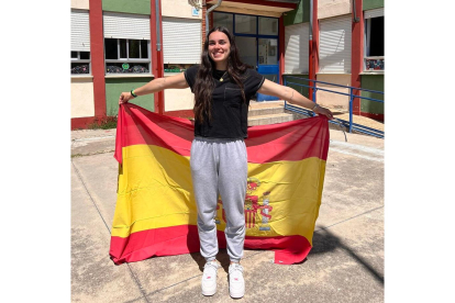 Laura Rodríguez con la bandera de España. / E. M.