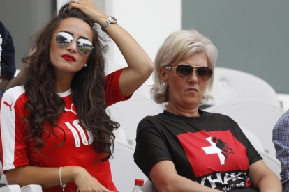 La madre de los hermanos Xhaka, con una camiseta dividida con los colores suizos y albaneses, junto a la pareja del suizo Granit.-REUTERS / CARL RECINE
