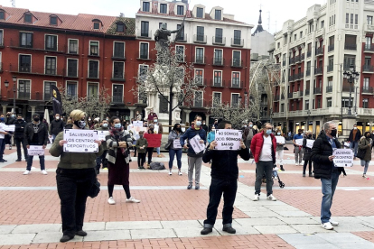 Más de un centenar de personas reivindicaron ayer en la Plaza Mayor de Valladolid el deporte y la salud en una concentración -en la imagen- organizada por los gimnasios, que tuvo eco también en otras capitales de Castilla y León y del resto de España.