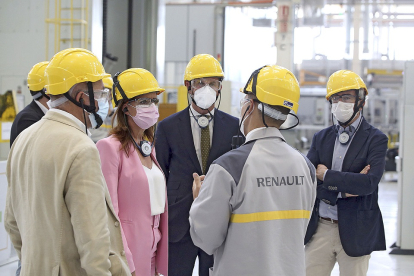 El vicepresidente de la Junta, Francisco Igea, y la consejera de Empleo, Carlota Amigo, visitan las instalaciones de Renault en Valladolid. ICAL