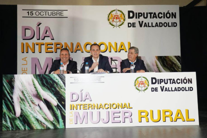 El presidente de la Diputación de Valladolid, Conrado Íscar, asiste a los actos de celebración del Día Internacional de la Mujer Rural. -ICAL