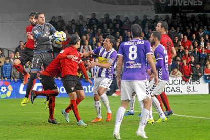 Javi Varas atrapa el balón ante el acoso de tres jugadores del Mirandés-LOF