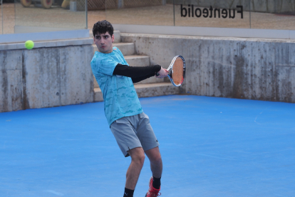 Uno de los jugadores en el torneo en la Ciudad de la Raqueta.  / M. González/APDV