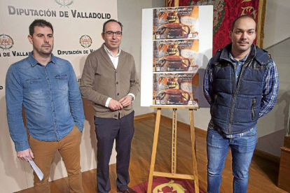 El presidente de los hosteleros de Cigales, Sergio García, el diputado Víctor Alonso, y el edil Alberto Maldonado-El Mundo