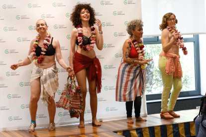 Mujeres operadas de cáncer de mama desfilan en Valladolid con trajes de baño y lencería. -J. M. LOSTAU