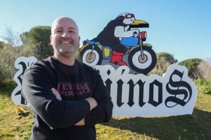 Juan Villa artista creador de la falla pingüinera en la concentración motera de Pingüinos en la Antigua Hípica del Pinar de Antequera - J.M. LOSTAU