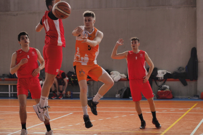 Partido de la primera jornada de baloncesto. / M. González/APDV