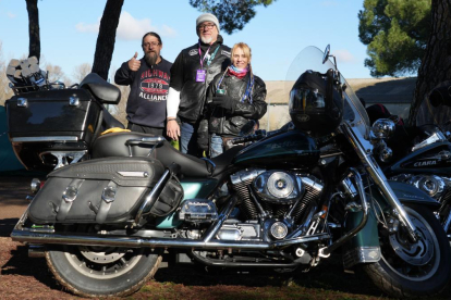 Moteros de Mojados con su moto Harley en la concentración de Pingüinos en la Antigua Hípica del Pinar de Antequera - J.M. LOSTAU