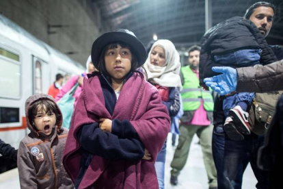 Un grupo de refugiados en una estación de tren en Austria.-AFP / FEDERICO GAMBARINI